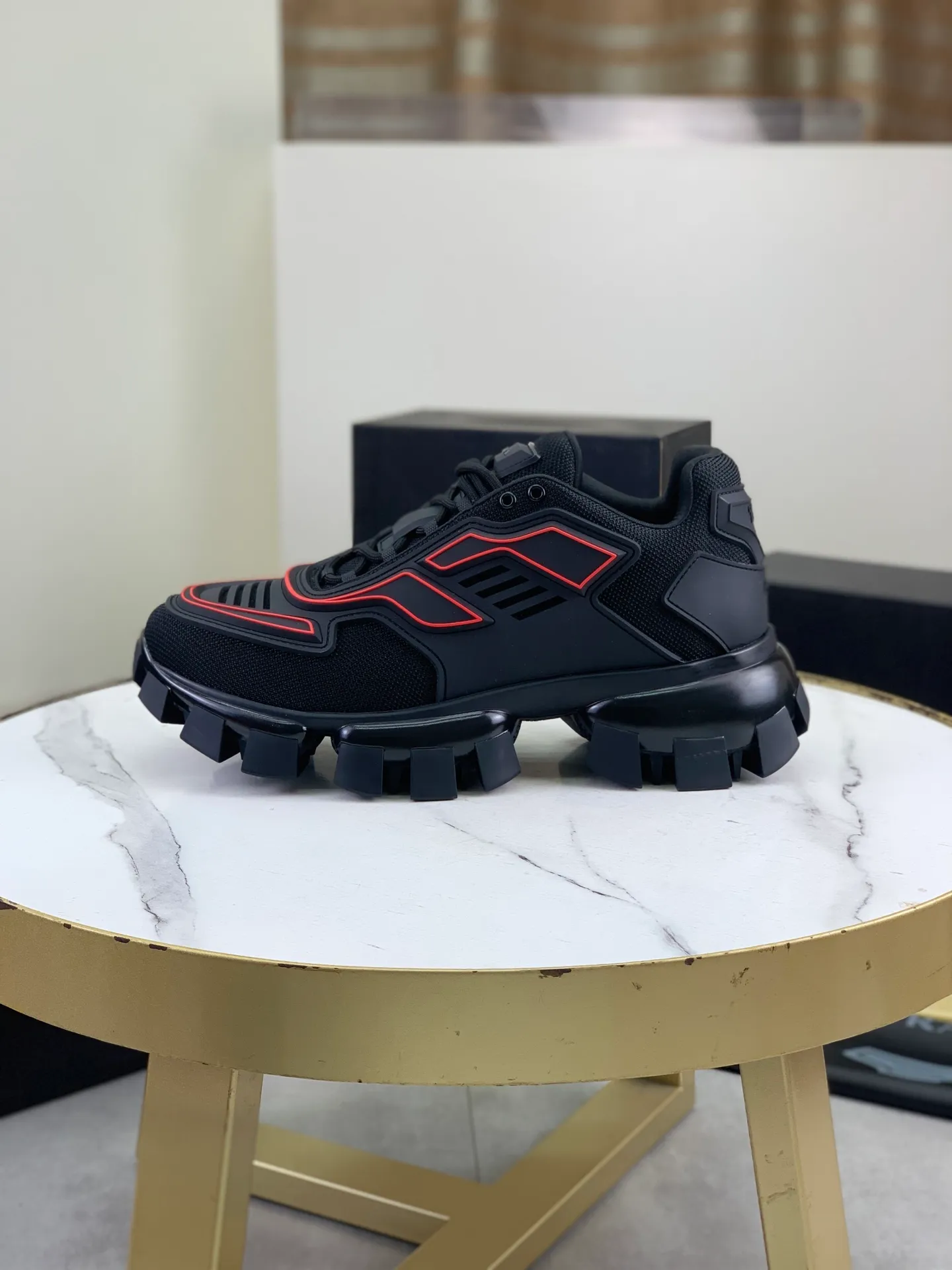 Men's Men's Shoes P660 New Top Version PRADA Prada Dark Punk Martin Rock Tank Mecha Hardcore Fighting Shoes ☑️ A century-old brand, the unique hardcore design has entered the public eye. The tank element is used as the sole design, subverting conventions, breaking the monotony, brightening the overall shape, eye-catching, and achieving a meaningless appearance. With its hard-core styling and metal accessories full of design, it unleashes an unruly punk spirit, interprets a unique and iconic style, and demonstrates the leadership level of its pioneer originator in the field of thick-soled shoes. It is the nirvana darling of major fashion weeks. 📣📣The ultra-light foam outsole solves the problem of bulkiness and is suitable for those who know the difference. ✅Fabric: Original splicing design and production ✅Inner: Original lining➕Cow leather insole. ✅Original foam combination outsole with 8cm heel height and super light weight. ✅Code number: Female 35-39 (40 is customized and non-refundable) Male 39-45 (46 and 47 are customized and non-refundable) Full package at the counter